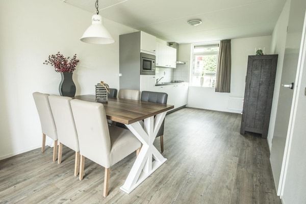 Eetkamer - Comfortabele watervilla met eigen aanlegsteiger in Medemblik (3)