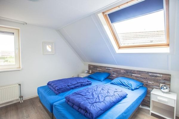 Slaapkamer - Comfortabele watervilla met eigen aanlegsteiger in Medemblik (4)
