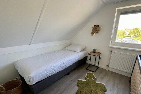 Slaapkamer - Familievakantie aan het meer in het Medemblik in Medemblik (4)