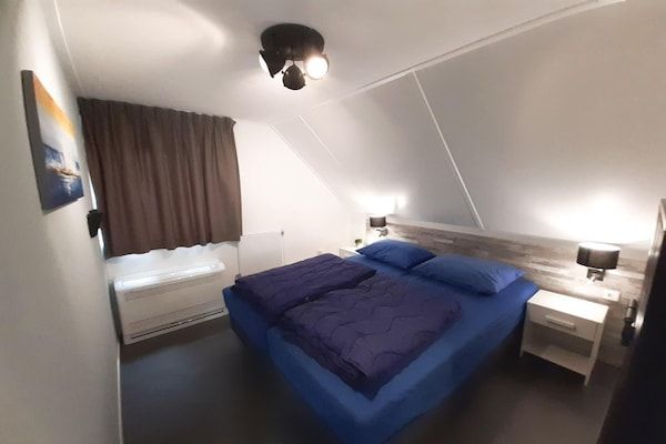 Slaapkamer - Lodge aan het water met privé-infraroodsauna in Medemblik (4)