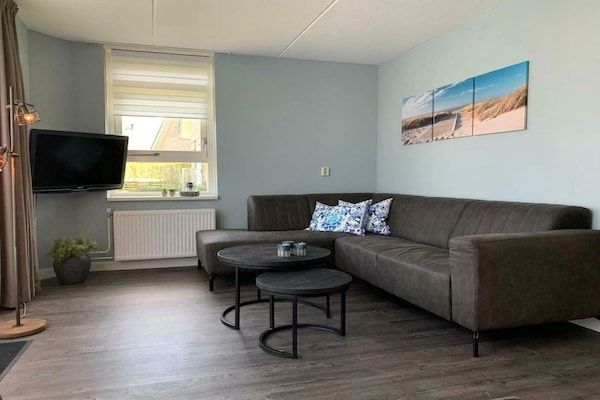 Woonkamer - Lodge aan het water met privé-infraroodsauna in Medemblik (2)