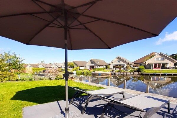 Terras - Lodge aan het water met privé-infraroodsauna in Medemblik (5)