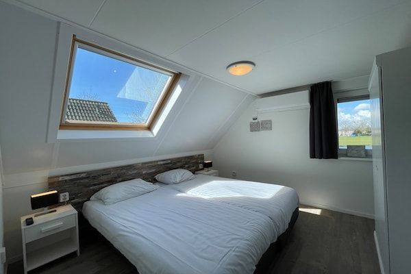 Slaapkamer - Watervilla met infraroodsauna en jacuzzi in Medemblik (4)