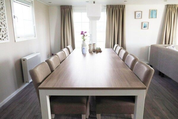 Eetkamer - Chalet met 5 slaapkamers en 2 badkamers in West-Graftdijk (4)