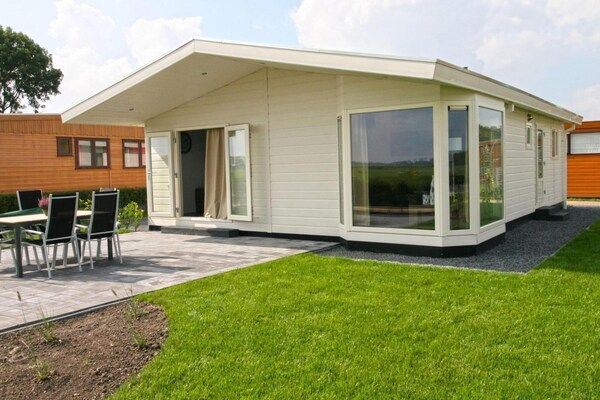 Buitenkant - Chalet met 3 slaapkamers en infraroodsauna in West-Graftdijk (5)