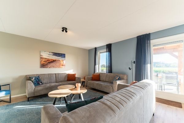 Woonkamer - Villa in Zeeland bij Oosterschelde Park in Scherpenisse (2)