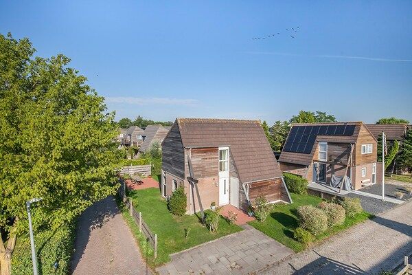 Buitenkant - Vakantiehuis in Grou met Whirlpool & Terras in Grou (5)