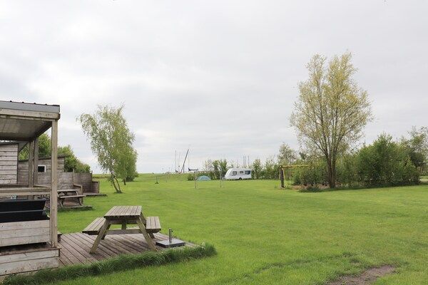 Tuin - Chalet aan Hegermeer met haven toegang in Heeg (5)