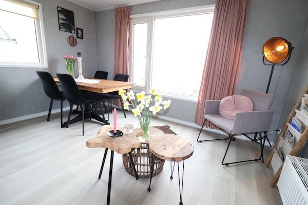 Woonkamer - Vakantiehuis bij IJsselmeer in Tjerkgaast (3)