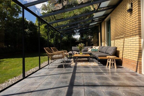 Terras - Vrijstaande groepsaccommodatie voor 12 personen met tuinkamer en houtkachel in Andijk (4)