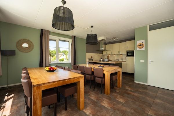 Eetkamer - Groepswoning in Andijk met hottub in Andijk (3)