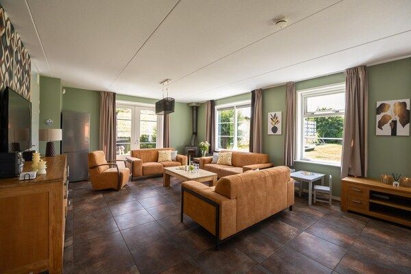 Woonkamer - Luxe vakantiehuis voor 15 personen met jacuzzi in Andijk (2)