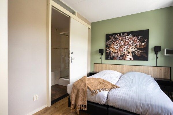 Slaapkamer - Luxe vakantiehuis voor 15 personen met jacuzzi in Andijk (4)