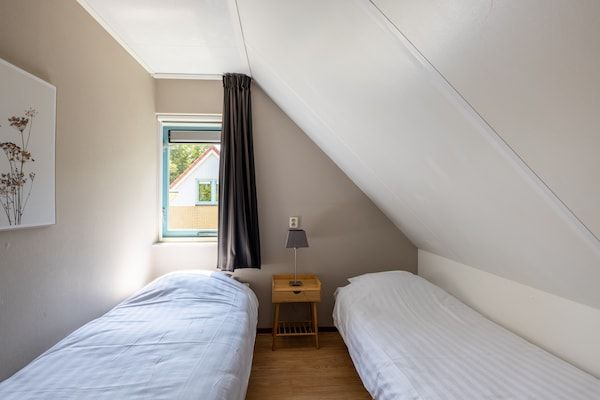 Slaapkamer - Vakantiehuis met tuinkamer en vissteiger in Andijk (2)