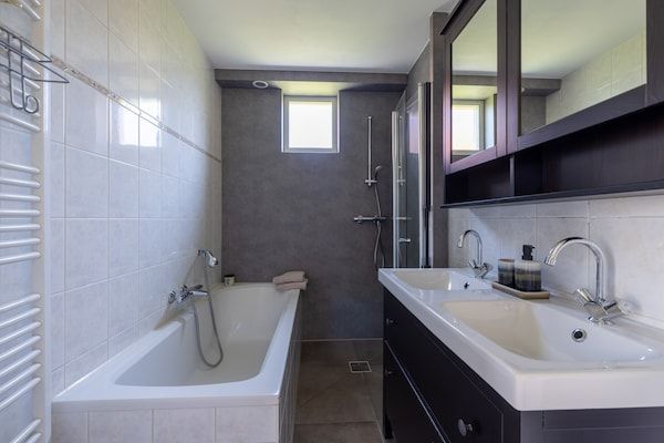 Badkamer - Vakantiehuis met tuinkamer en vissteiger in Andijk (4)