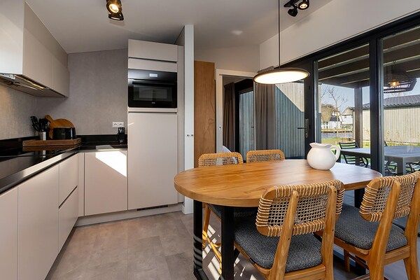 Eetkamer - Waterfront Retreat, Friesland in Delfstrahuizen (3)