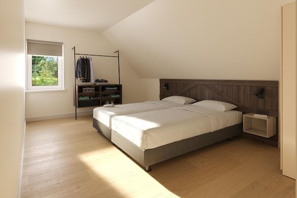 Slaapkamer - Ruim vakantiehuis met uitzicht op de kreek in TA Gasselte (5)