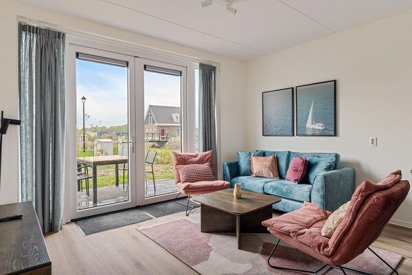 Woonkamer - Vakantiehuis in Medemblik met eigen aanlegsteiger in PS Opperdoes (1)