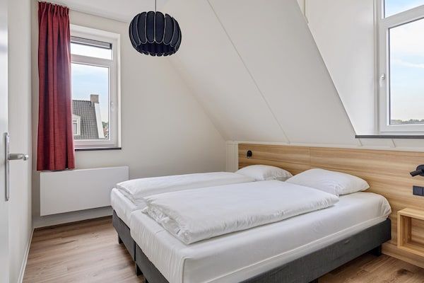 Slaapkamer - Vakantiehuis in Medemblik met eigen aanlegsteiger in PS Opperdoes (3)