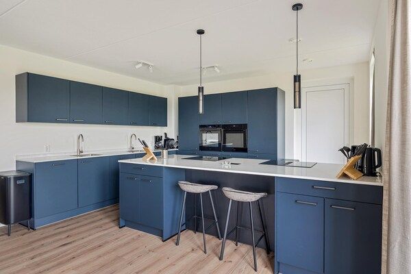 Keuken - Villa aan het IJsselmeer met eigen steiger in PS Opperdoes (4)