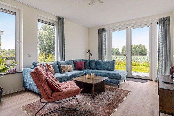 Woonkamer - Vakantiehuis in Medemblik met eigen steiger in PS Opperdoes (2)