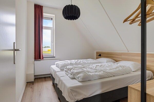 Slaapkamer - Vakantiehuis in Medemblik met eigen steiger in PS Opperdoes (5)