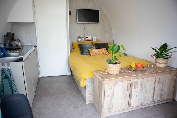 Keuken - Leuke Tiny Home gelegen naast een eigen voedselbos in Oirschot (4)
