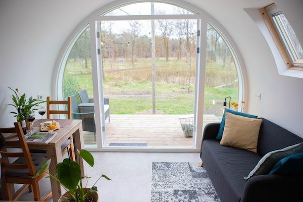 Woonkamer - Leuke Tiny Home gelegen naast een eigen in Oirschot (2)