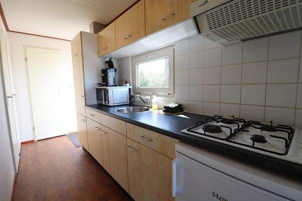 Keuken - Chalet in Friesland bij Waddenzee & Franeker in Tzummarum (3)