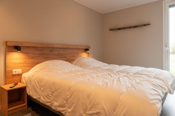 Slaapkamer - Luxe vakantiewoning omringd door water en bos in Sint Nicolaasga (4)