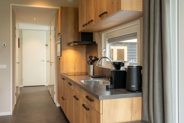 Keuken - Luxe vakantiewoning omringd door in Sint Nicolaasga (1)