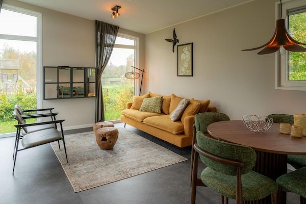 Eetkamer - Luxe vakantiewoning omringd door water en bos in Sint Nicolaasga (1)