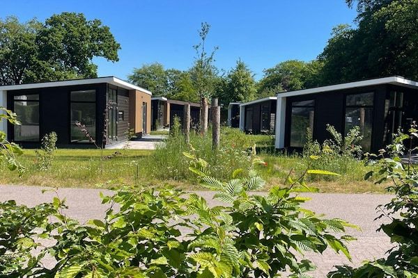 Buitenkant - Luxe vakantiewoning omringd door water en bos in Sint Nicolaasga (4)