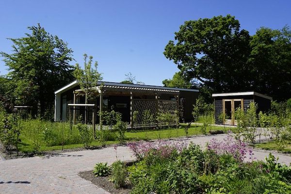 Buitenkant - Luxe vakantiewoning omringd door water in Sint Nicolaasga (5)