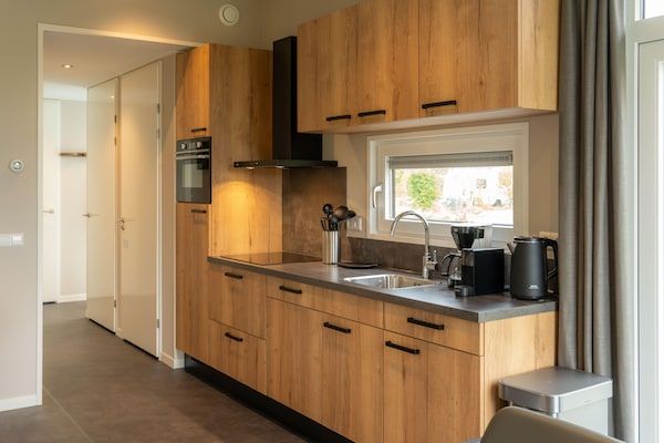 Woonkamer - Luxe vakantiewoning omringd door water in Sint Nicolaasga (1)