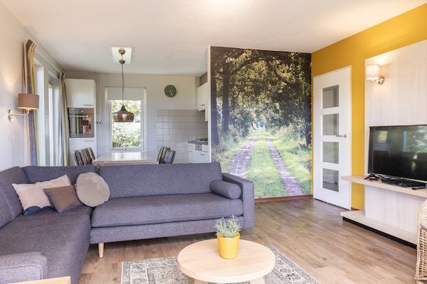 Woonkamer - Weelderige bungalow met privé-bubbelbad in Diessen-Baarschot (2)