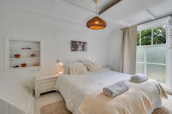 Slaapkamer - Gezellig verblijf met recreatieruimte in Doorn (4)