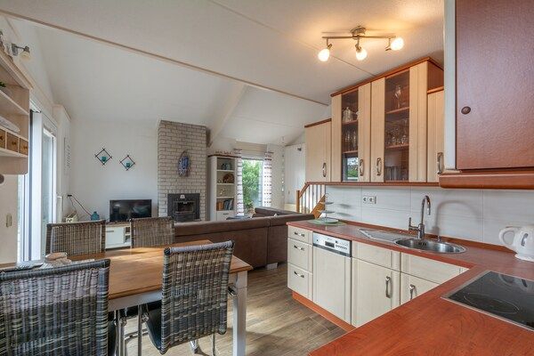 Woonkamer - Heerlijk vakantiehuis in Julianadorp in Julianadorp aan Zee (5)