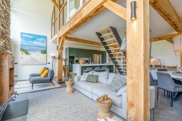 Woonkamer - Luxe en duurzame 6-persoons vakantievilla in De Koog (3)