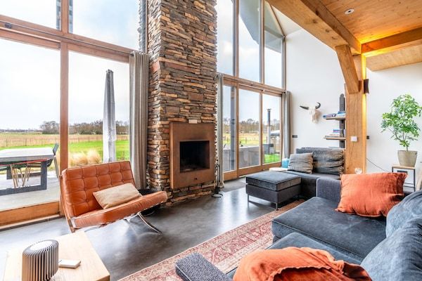 Woonkamer - Luxe en duurzame 6-persoons vakantievilla in De Koog (3)
