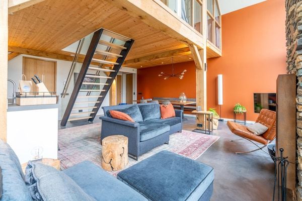 Woonkamer - Luxe en duurzame 6-persoons vakantievilla in De Koog (5)