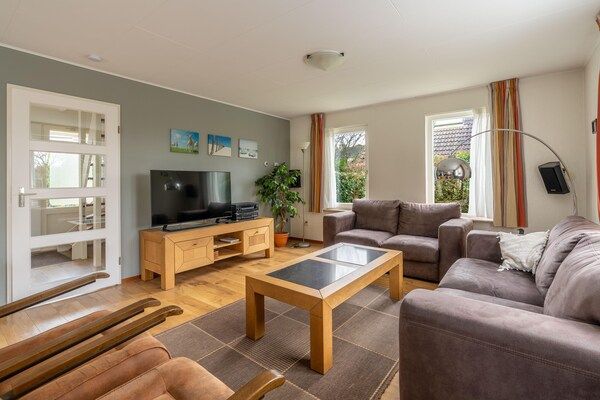 Woonkamer - Villa met Finse sauna en buitendouche in De Koog (3)