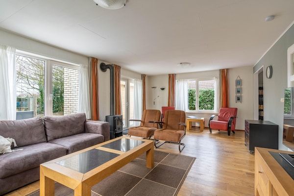 Woonkamer - Villa met Finse sauna en buitendouche in De Koog (4)