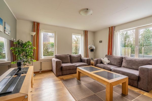 Woonkamer - Villa met Finse sauna en buitendouche in De Koog (5)
