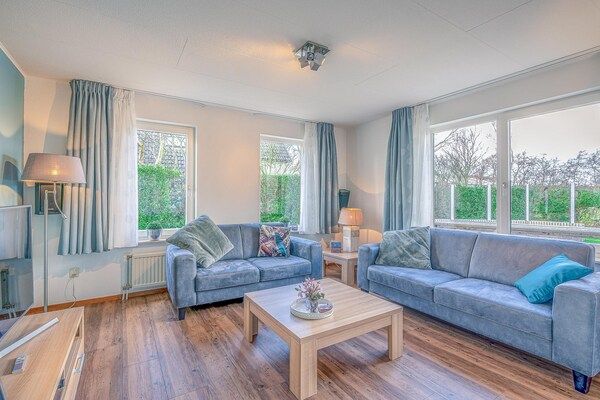 Woonkamer - Sfeervolle villa met stoomcabine en bubbelbad in De Koog (3)