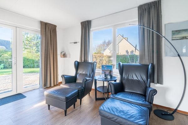 Woonkamer - Sfeervolle villa nabij zee met fraaie tuin in De Koog (5)