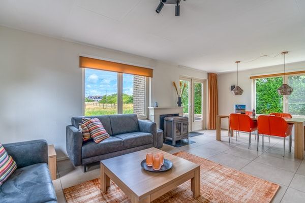 Woonkamer - Sfeervolle villa met sauna aan het water in De Koog (4)