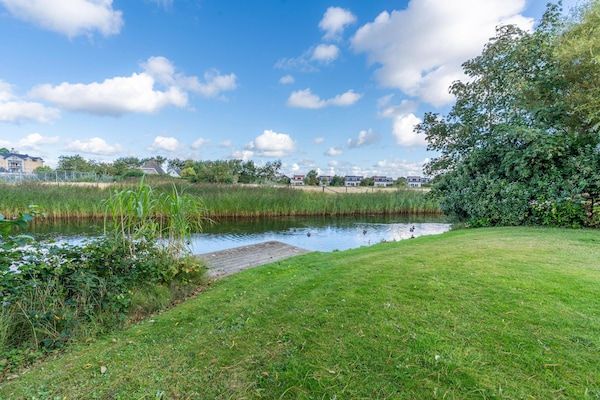 Tuin - Sfeervolle villa met riante tuin aan het water in De Koog (2)