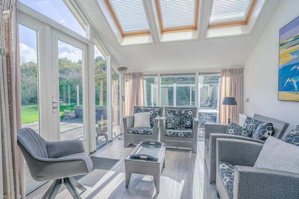 Woonkamer - Sfeervolle villa voor mindervalide gasten, nabij zee en bos in De Koog (5)