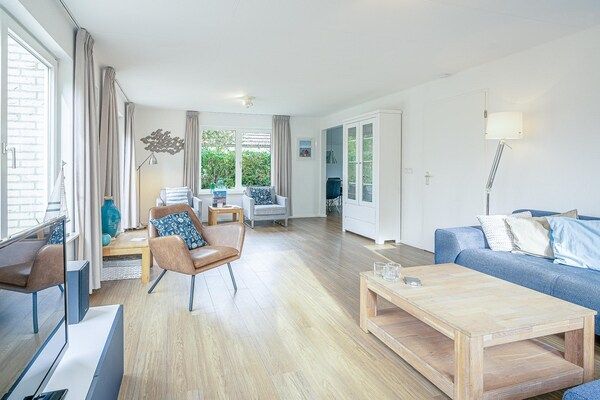 Woonkamer - Sfeervolle villa nabij zee en bos in De Koog (2)